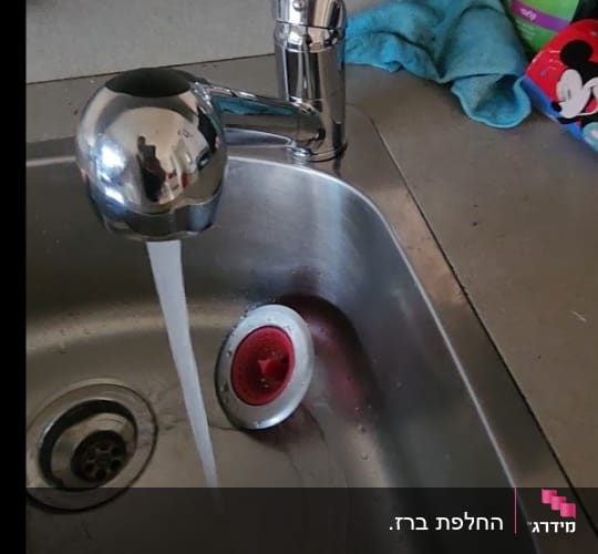 ברז מטבח עם מים זורמים בכיור